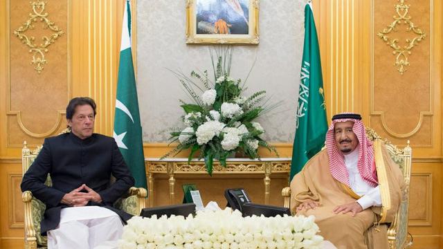 Perdana Menteri Pakistan Imran Khan berbincang bersama dengan Raja Salman dari Kerajaan Arab Saudi (AP/Saudi Press Agency)