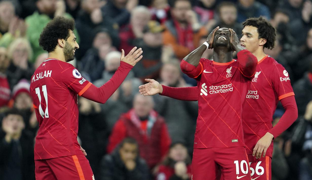 Liverpool. Liverpool terakhir kali bermain di divisi kedua Liga Inggris pada musim 1961/1962 sebagai peringkat kedua. Pada musim 1962/1963 The Reds promosi ke Divisi Utama dan tidak pernah lagi terdegradasi. Total, 60 tahun Liverpool sukses bertahan di Divisi Utama hingga kini. (AP/Jon Super)