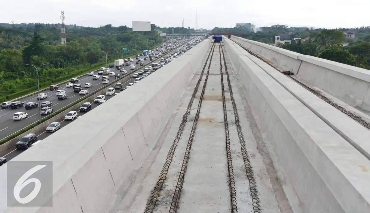 Lintasan kereta layang atau LRT yang sedang dalam tahap pembangunan di Km 13 tol Jagorawi, Jakarta, Minggu (8/1). Proyek LRT tahap 1 Cibubur-Cawang baru selesai 15 persen. (Liputan6.com/Helmi Affandi)