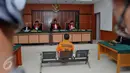 Terdakwa terorisme  Helmi Alamudi alias Abu Royan menjalani sidang di PN Jakarta Barat, (9/2). Divonis tiga tahun penjara dan denda Rp 100 juta atau subsider tiga bulan kurungan karena menjadi kordinator simpatisan ISIS. (Liputan6.com/Gempur M Surya)
