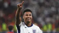 Penyerang Inggris, Ollie Watkins merayakan gol yang dicetaknya ke gawang Belanda pada semifinal Euro 2024, Kamis (11/7/2024) dini hari WIB. (Friso Gentsch/dpa via AP)