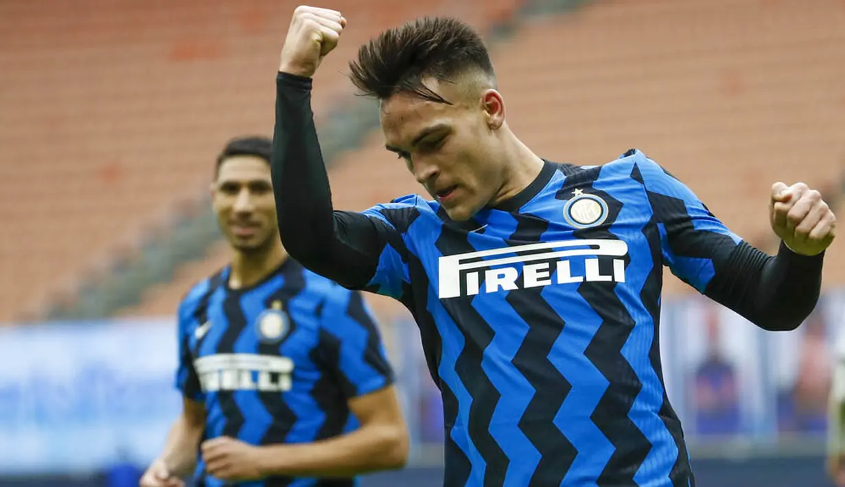 Striker Inter Milan, Lautaro Martinez, melakukan selebrasi usai mencetak gol ke gawang Crotone pada laga Liga Italia di Stadion Giuseppe Meazza, Minggu (3/1/2021). Inter Milan menang dengan skor 6-2. (AP/Antonio Calanni)