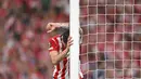 Ekspresi kecewa pemain Athletic Bilbao, Alex Berenguer dalam laga leg 1 semifinal Liga Europa 2024/2025 melawan Manchester United di San Mames Stadium, Bilbao, Spanyol, Kamis (01/05/2025) waktu setempat. (AP Photo/Miguel Oses)