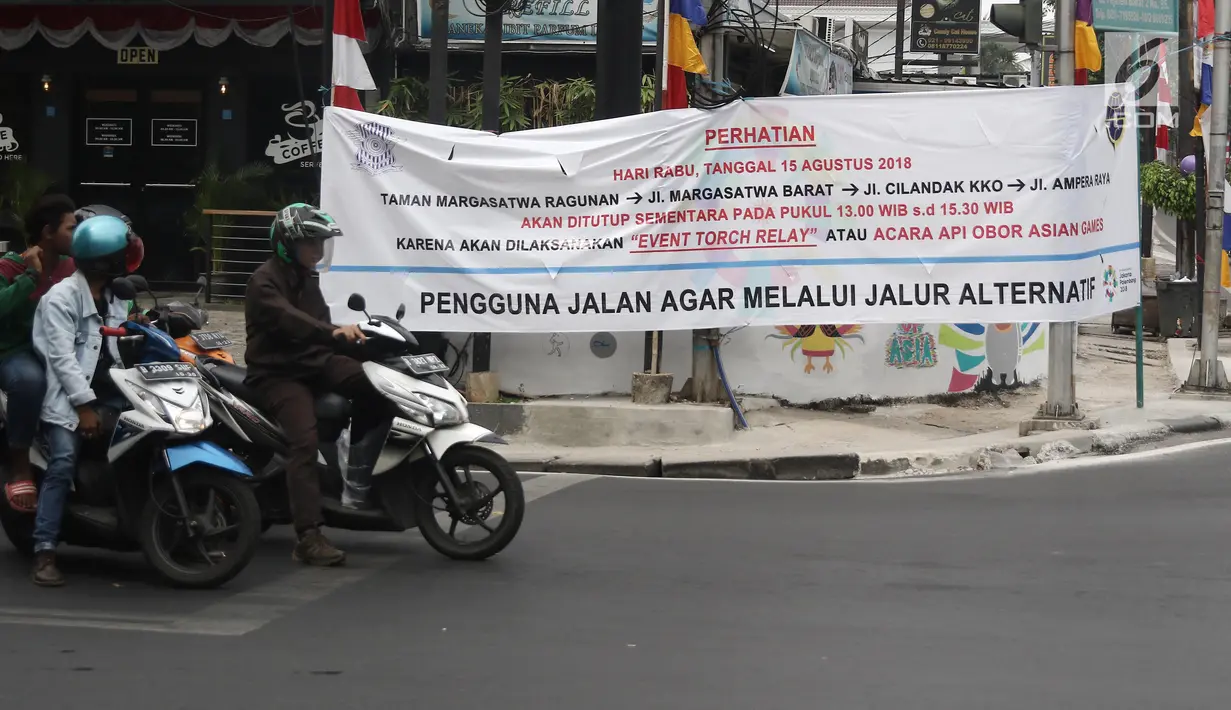 Pengendara berhenti di lampu merah Ampera, Jakarta, Selasa (7/8). Jalan Taman Margasatwa Ragunan, Margasatwa Barat, Cilandak KKO, dan Ampera akan ditutup saat pelaksanaan Api Obor Asian Games 2018 pada 15 Agustus mendatang. (Liputan6.com/Herman Zakharia)