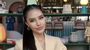 Tampilan semi formal juga berhasil dipresentasikan dengan sukses melalui gaya busana ala lady boss.  [Foto: Suchata Chuangsri]