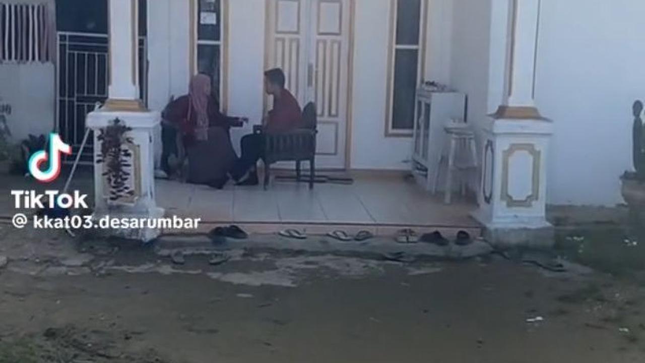 Posko yang ditempati suami istri ini terletak persis di seberang posko utama.