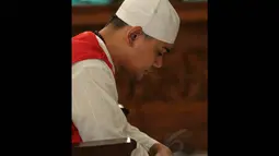 Pria bernama asli Muhammad Susilo Wibowo itu lebih memilih menundukkan kepalanya saat kuasa hukumnya membacakan nota pembelaan, Rabu (27/8/14). (Liputan6.com/Johan Tallo)