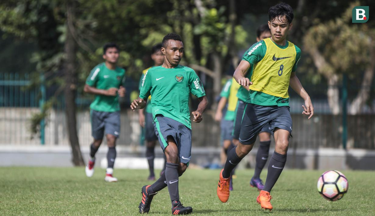 Pemain Timnas Indonesia U-19, Todd Rivaldo, menggiring bola saat latihan di Lapangan ABC, Jakarta, Senin (19/2/2018). Latihan ini dilakukan untuk persiapan Piala AFF U-18 2018 dan Piala Asia U-19 2018. (Bola.com/Vitalis Yogi Trisna)