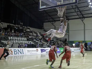 Pebasket putra Indonesia Johnson melakukan slam dunk saat melawan Timor Leste dalam kualifikasi 18th Asian Games Invitation Tournament di Jakarta, Kamis (8/2). Indonesia membantai Timor Leste dengan skor 135-30. (Liputan6.com/Faizal Fanani)