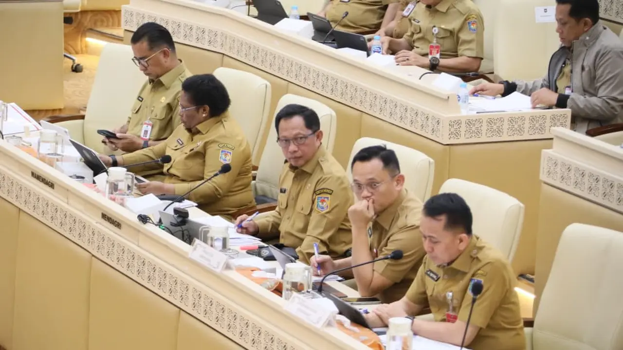 Mendagri pada Rapat Kerja dan Rapat Dengar Pendapat (RDP) pembahasan terkait Otsus Papua, Otsus Aceh, dan Keistimewaan DIY di Ruang Rapat Komisi II DPR RI, Kompleks Parlemen, Senayan, Jakarta, Senin (13/4/2026).