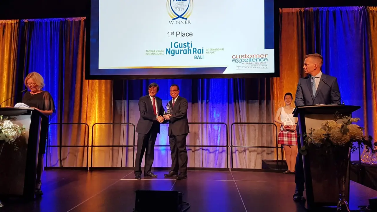Airports Council International (ACI) secara resmi menyerahkan lima penghargaan prestisius tingkat dunia “Airport Service Quality (ASQ) Awards 2017” untuk tiga bandara PT Angkasa Pura I (Persero) di Halifax, Nova Scotia, Kanada.