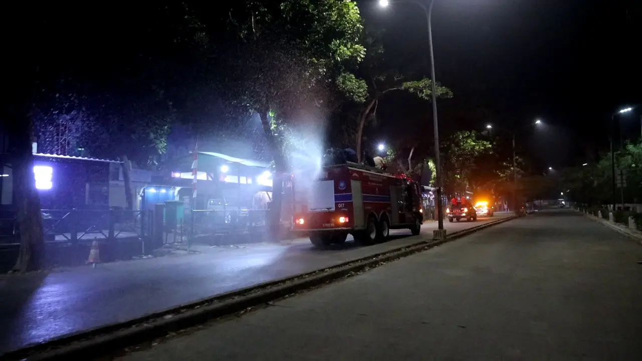 Pemerintah Kota Tangerang Selatan (Pemkot Tangsel) bersama tim gabungan melakukan penyemprotan sejumlah ruas jalan protokol untuk mengendalikan endapan abu vulkanik yang berada di badan jalan (Istimewa)