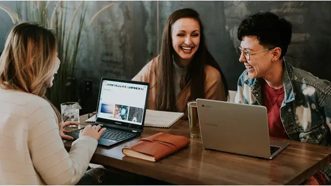 Komunikasi/copyright unsplash.com/@brookecagle