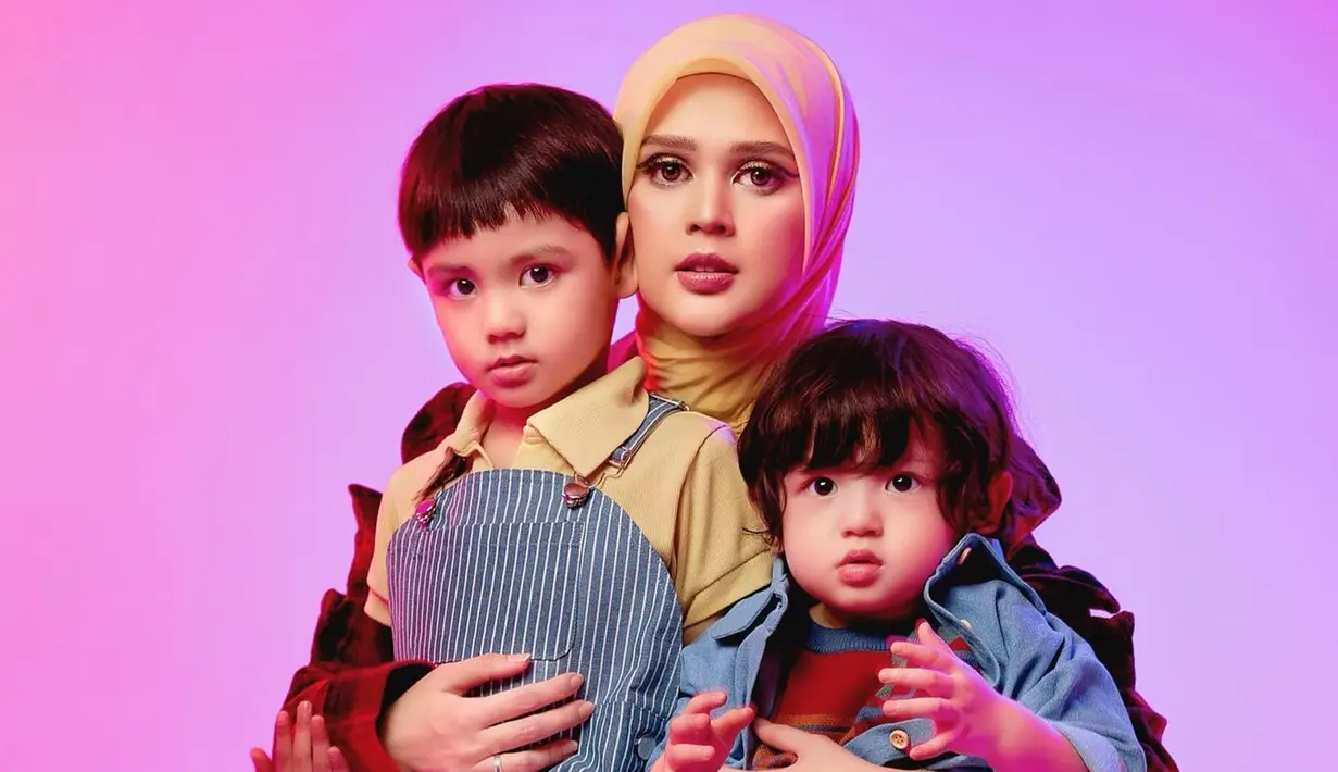 Bersama buah hatinya, tidak jarang pasangan selebriti ini kerap abadikan momen bersama seperti liburan, makan bareng hingga jalan-jalan ke luar negeri. Selalu tampil kompak, rumah tangga keduanya selama lima tahun ini terasa adem ayem dan harmonis. (Liputan6.com/IG/@rogerojey)