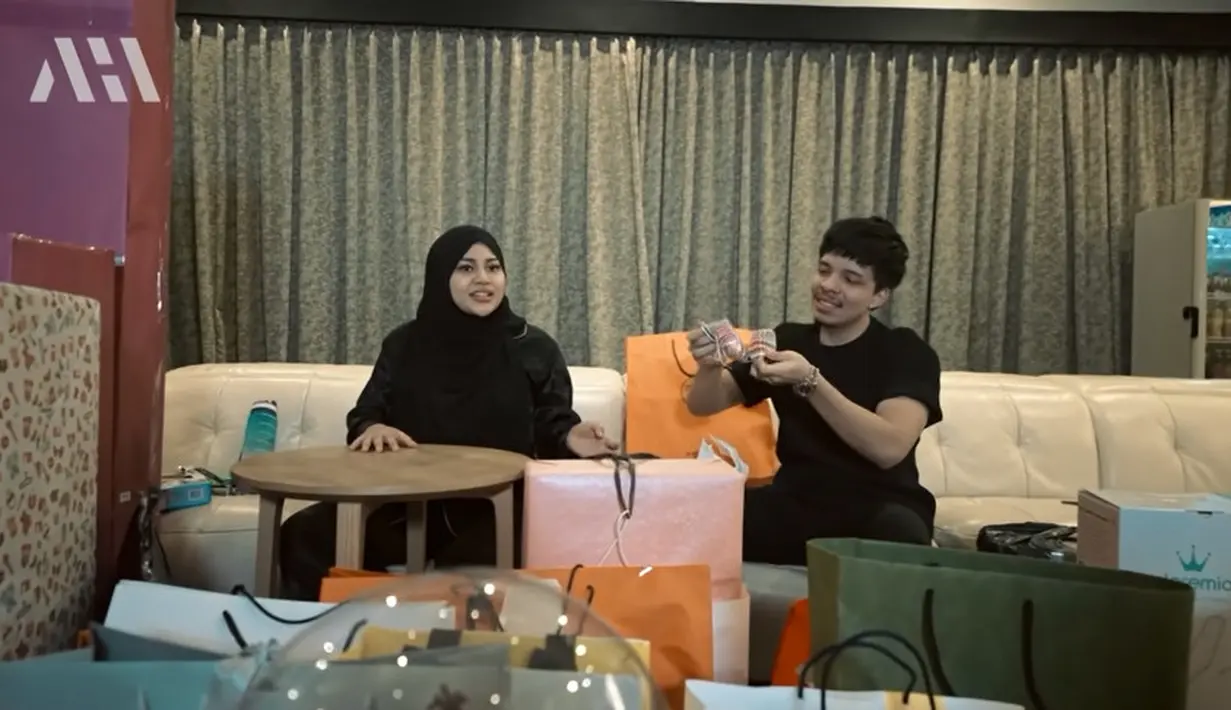 Aurel Hermansyah dan Atta Halilintar buka kado (Youtube/AH)