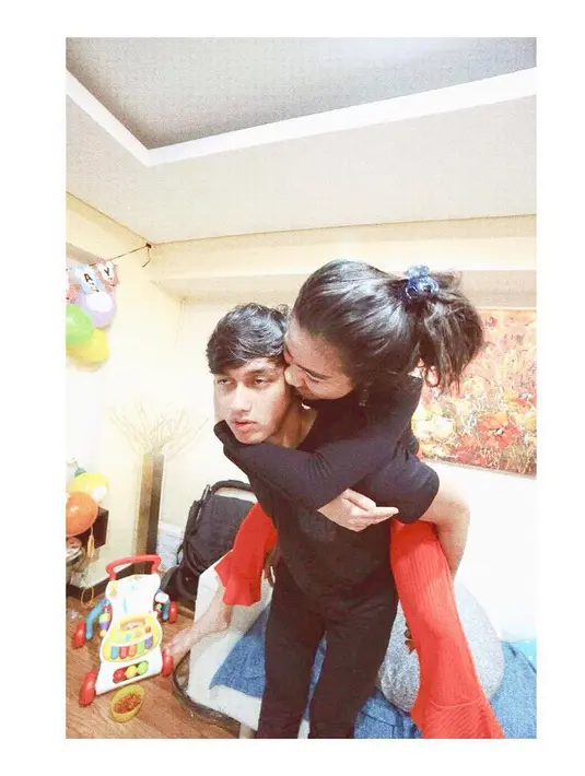 "Yang bikin aku mau nangis tapi aku tahan soalnya gamau mukanya bengkak bengep2 kayak pas surprise ulang tahun kemarin, hahaha!," lanjut Feli yang mengucapkan terima kasih dan selalu setia selama lima tahun. (Instagram/hitocaesar)