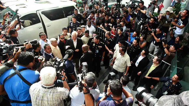 Ekspresi Najib Razak Sebelum Diperiksa Komisi Anti-Korupsi Malaysia