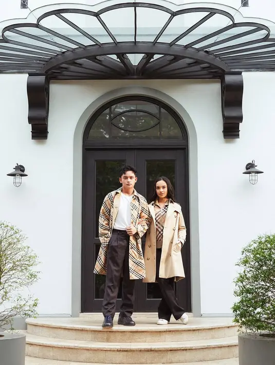 Tampilan Randy sedikit agak necis dengan celana hitam dan sepatu bertali [@randymartinnn]