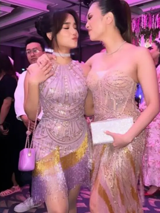 Penampilan Fuji semakin sempurna dengan tambahan sayap hitam, rambutnya ditata bun yang rapi, menyisakan poni yang mempermanis penampilannya. Kalung choker dan stoking transparan juga menjadi penyempurna keseluruhan penampilannya di acara ini. [Foto: Instagram/fuji_an]