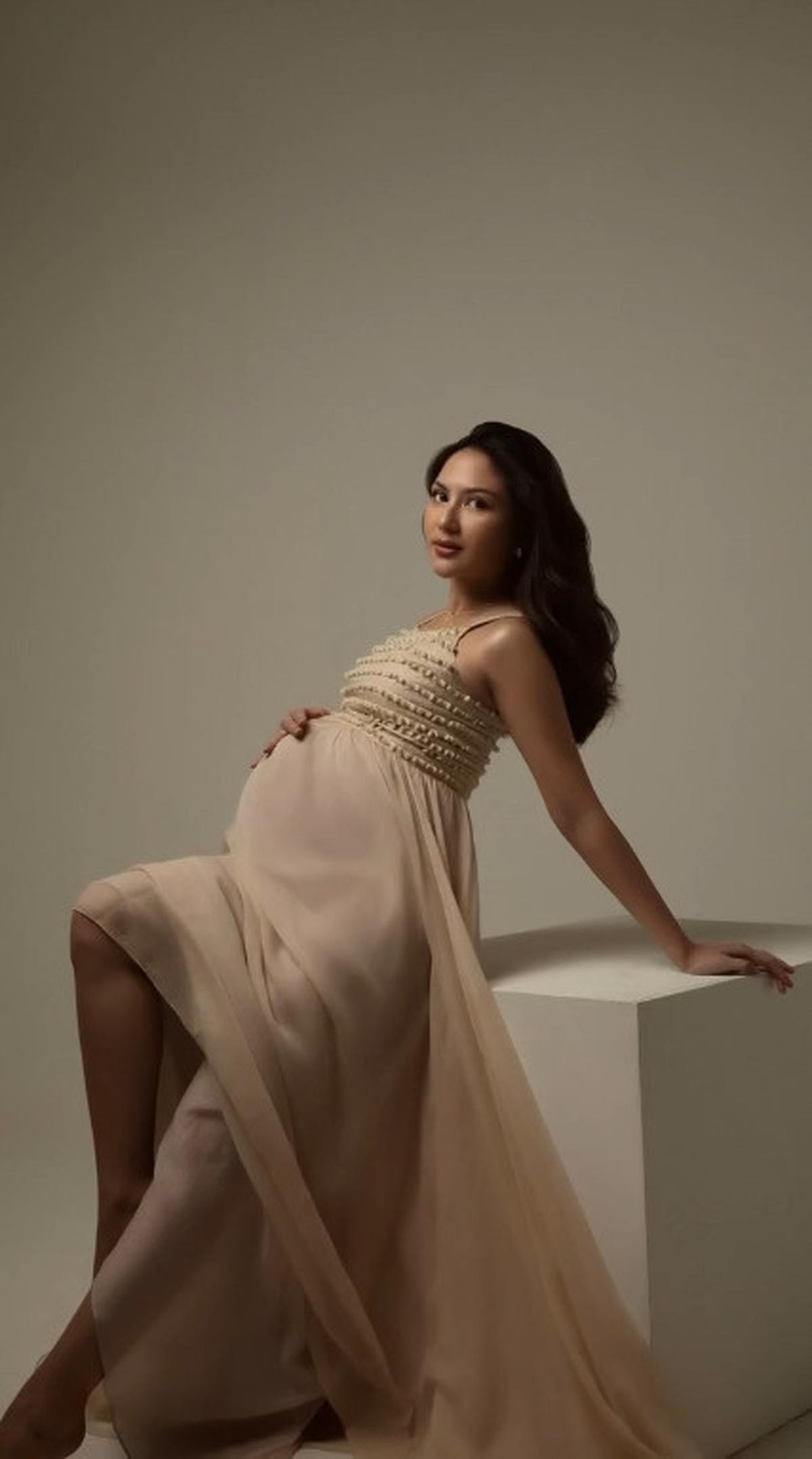 Setelah berdua dengan suaminya, Jessica Mila tampil memukau dalam foto solo dengan menunjukkan perut buncitnya. Kecantikannya seolah menyerupai seorang bidadari yang anggun.