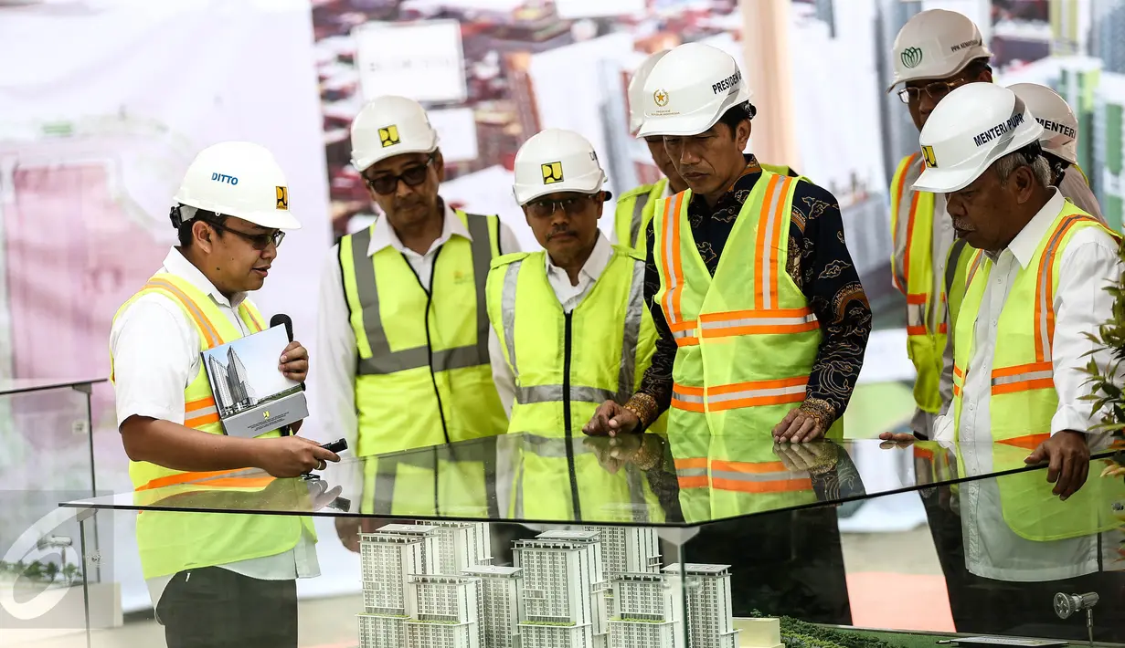 Presiden Jokowi melihat market pembangunan Rusun Atlet Asian Games XVIII saat hadir dalam pengecoran akhir atap atau topping off di Kemayoran, Jakarta, Kamis (29/12). Rusun ini terdiri dari 10 tower dengan jumlah unit 7.424. (Liputan6.com/Faizal Fanani)