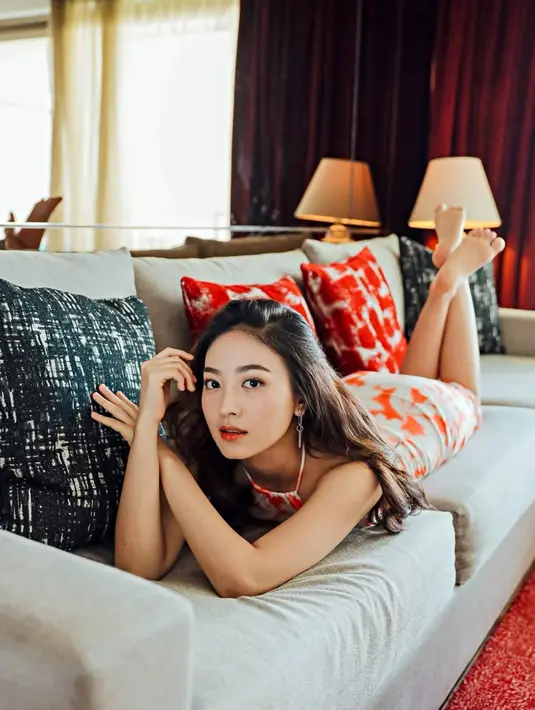 Mantan kekasih Stefan William dan Verrell Bramasta ini selalu tampil ikonik dengan gaya rambut panjangnya yang menawan. Disebut memiliki body goals idaman, banyak penggemar wanita yang mengikuti gaya berbusananya melalui unggahan Instagramnya.  (Liputan6.com/IG/@natashawilona12)