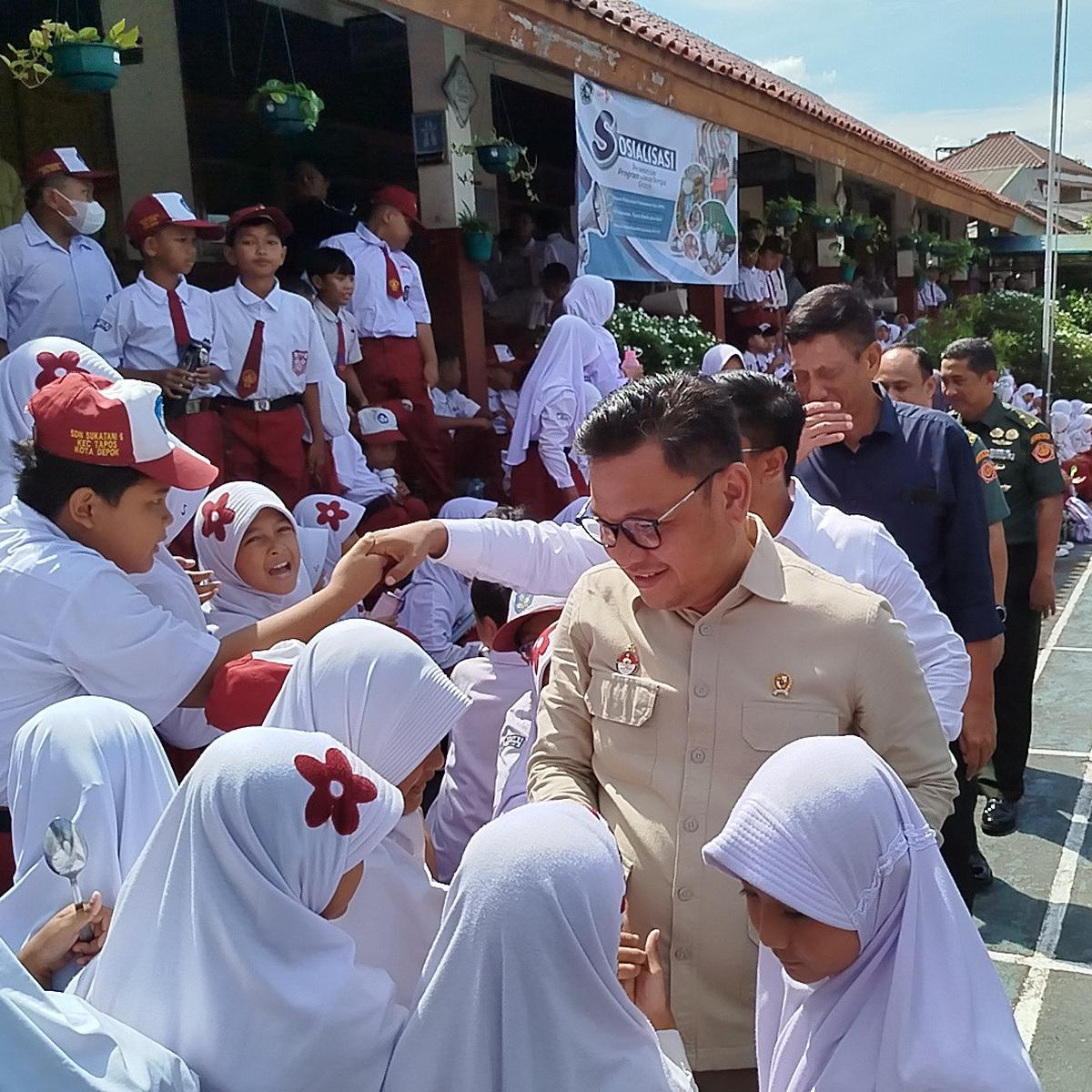 Antusias Siswa SD dan SMP saat Dapat Makan Bergizi Gratis