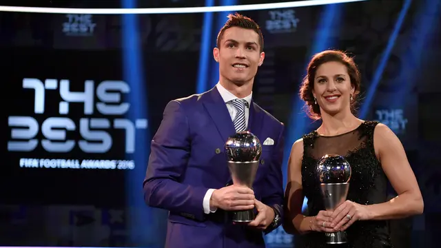 Carli Lloyd berpose bersama Cristiano Ronaldo setelah menerima penghargaan Pemain Terbaik Dunia FIFA 2016 pada acara Best FIFA Football Awards di Zurich, Senin (9/1/2017). Lloyd bergabung dengan Man City.