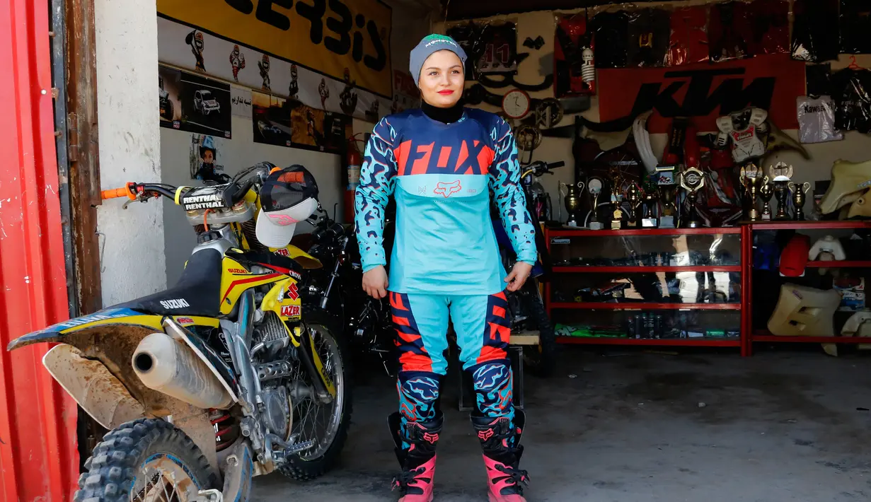 Behnaz Shafiei berpose jelang latihan di Parand, Teheran (27/2). Crosser cantik 28 tahun itu merupakan Juara Motocross Iran. (AFP PHOTO/Atta Kenare)