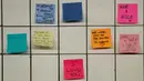 Sejumlah pesan di post-it sebagai bagian dari 'subway therapy' di dinding stasiun Union Square, New York, Kamis (10/11). Subway therapy digunakan kaum komuter yang kesal dan kecewa dengan terpilihnya Donald Trump sebagai Presiden AS. (DREW ANGERER/AFP)