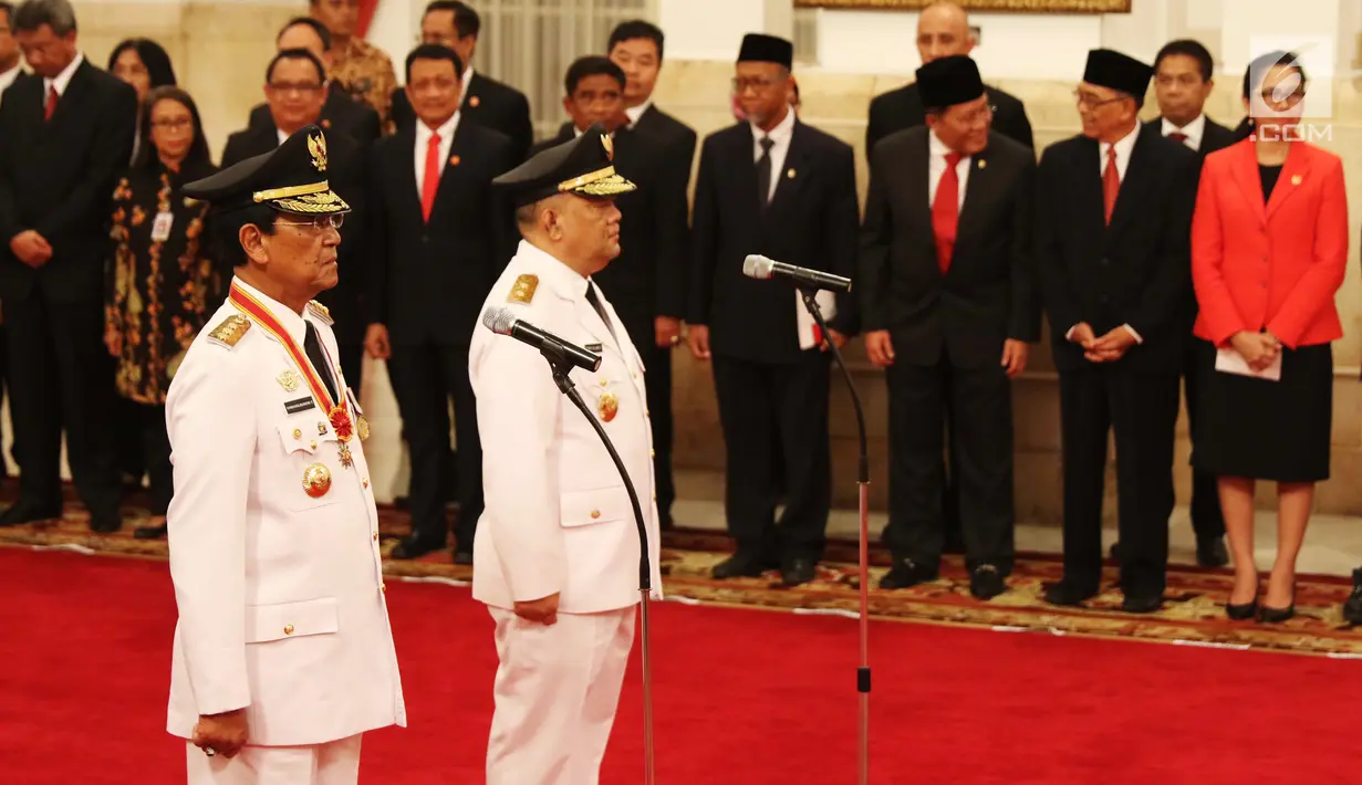 Sri Sultan Hamengku Buwono X (tengah) dan KGPAA Paku Alam IX (kanan) saat pelantikan Gubernur DIY dan Wakil Gubernur DIY periode 2017-2022 di Istana Negara, Jakarta, Selasa (10/10). (Liputan6.com/Angga Yuniar)