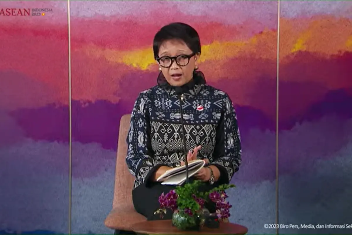 Pernyataan pers Menteri Luar Negeri Retno Marsudi terkait pertemuan bilateral yang dilakukan Presiden Jokowi dengan empat negara di sela-sela kegiatan KTT ke-42 ASEAN 2023 di Labuan Bajo, NTT. (Liputan6/Benedikta Miranti)