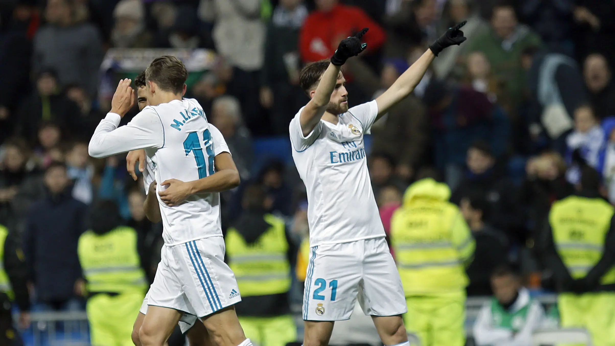 Pemain Real Madrid, Borja Mayoral (kanan) merayakan golnya ke gawang Fuenlabrada pada laga Copa del Rey babak 32  besar di Santiago Bernabeu stadium, Madrid, (28/11/2017). Real Madrid bermain imbang 2-2. (AP/Francisco Seco)