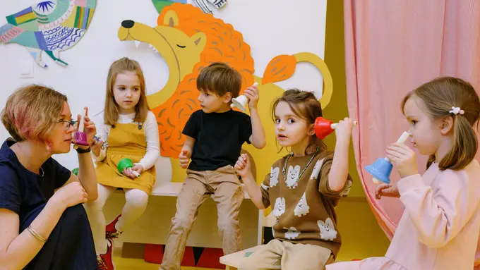 Contoh ilustrasi anak mengikuti sensory class