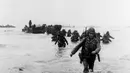 Pasukan Amerika dari Divisi ke-4 Infanteri mendarat di Pantai Utah, Perancis, (6/6/2014). Pantai Utah merupakan nama kode yang diberikan Sekutu untuk sebuah lokasi pendaratan pantai pada invasi Normandia. (AFP PHOTO)