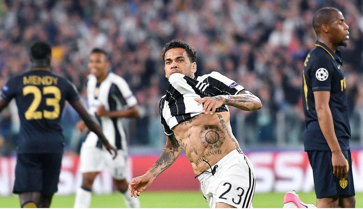 Bek Juventus, Dani Alves, melakukan selebrasi usai mencetak gol ke gawang AS Monaco. Juventus menang dengan agregat 4-1 atas AS Monaco.  (EPA/Alessandro Di Marco)