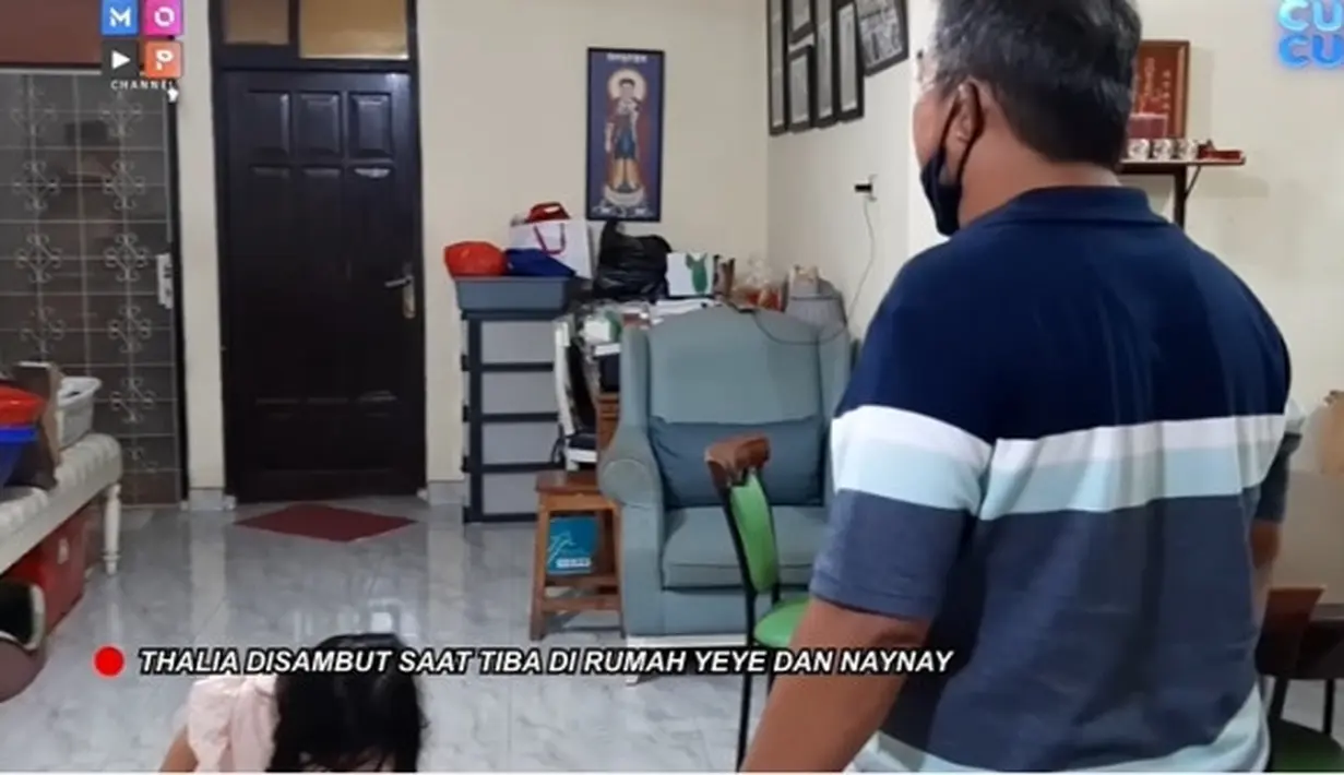 Potret Sederhana Rumah Orang Tua Sarwendah, Jauh dari Kesan Mewah (Sumber: YouTube/MoP Channel)Potret Sederhana Rumah Orang Tua Sarwendah, Jauh dari Kesan Mewah (Sumber: YouTube/MoP Channel)