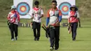 Sejumlah pepanah berjalan saat pemusatan latihan jelang Asian Games XVIII di Lapangan Panahan Senayan, Jakarta, Rabu (6/6/2018). Cabang panahan menargetkan satu medali emas pada Asian Games. (Bola.com/Vitalis Yogi Trisna)