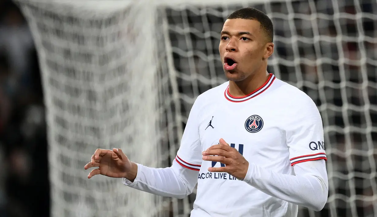 Sayangnya klub berjuluk Les Parisien itu tak mampu mencetak gol hingga waktu turun minum. Kendati demikian, PSG sempat beberapa kali menebar ancaman, seperti tendangan keras Mbappe yang masih membentur tiang gawang pada menit ke-40.