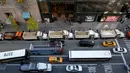 Sejumlah truk berisi pasir berderet menutupi bagian depan markas Donald Trump di New York, Gedung Trump Tower, Selasa (8/11). Menurut sumber, truk-truk pasir itu berguna melindungi bangunan tersebut dari penyerangan mendadak. (REUTERS/Andrew Kelly)