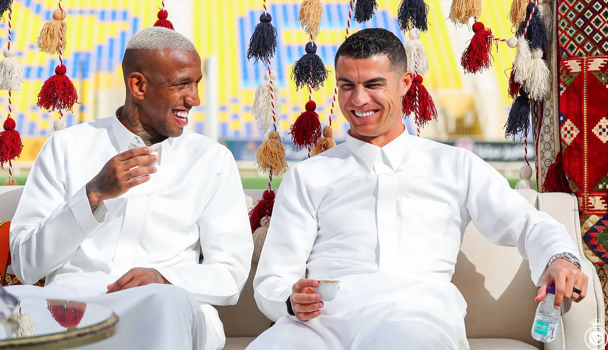 Pemain Al-Nassr, Cristiano Ronaldo (kanan) berbincang dengan rekannya, Talisca saat memperingati Hari Pendirian Kerajaan Saudi atau Founding Day di tempat berlatih pada Rabu (22/02/2023). (Twitter/@AlNassrFC)