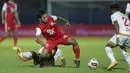 Pemain PSM Makassar berusaha menghadang pergerakan pemain Persija Jakarta, Osvaldo Ardiles Haay (kiri), dalam pertandingan Babak Penyisihan Piala Menpora 2021 di Stadion Kanjuruhan, Malang. Senin (22/3/2021). (Bola.com/Arief Bagus)