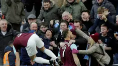 Suporter West Ham United memeluk Marko Arnautovic usai mencetak gol ke gawang Chelsea pada laga Premier League di Stadion London, Sabtu (10/12/2017). Chelsea Takluk 0-1 dari West Ham United. (AP/Alastair Grant)