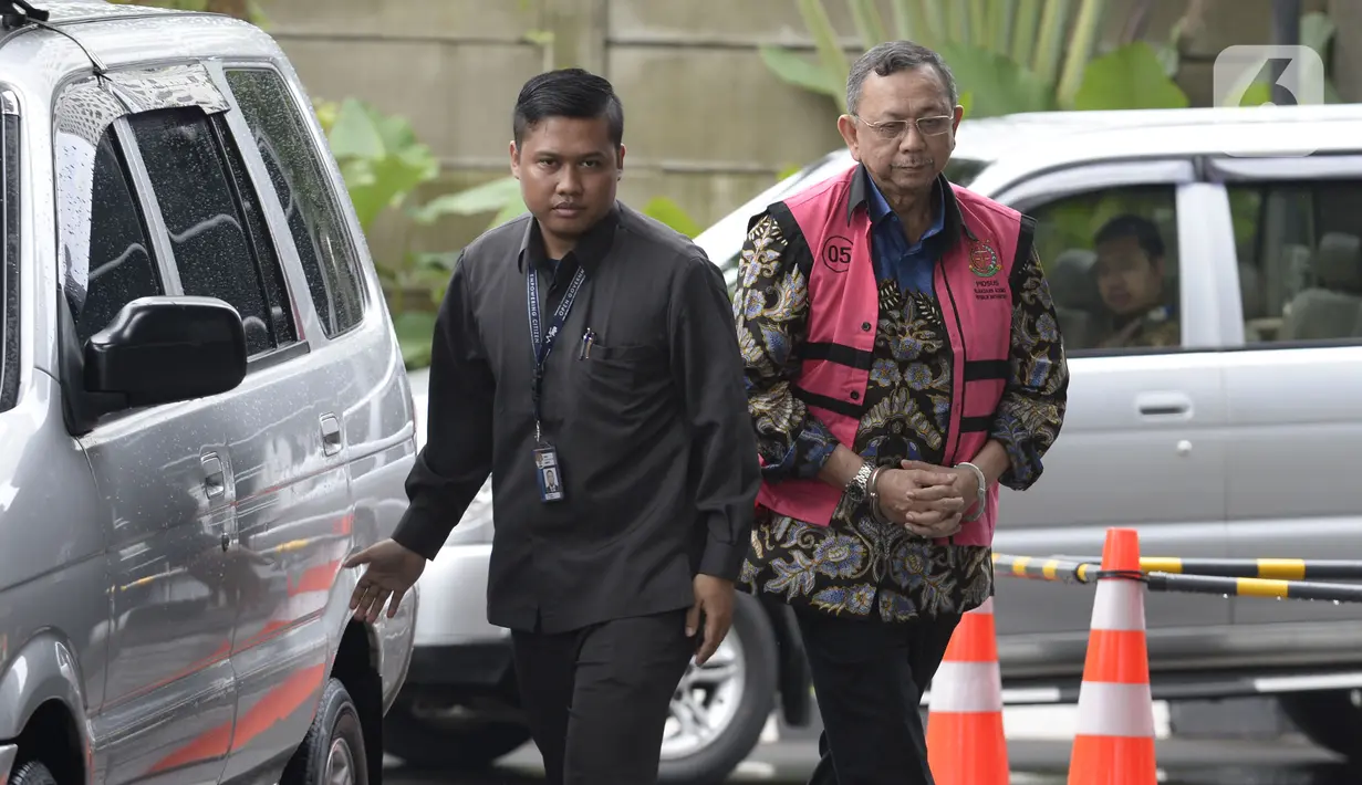 Mantan Direktur Utama PT Asuransi Jiwasraya, Hendrisman Rahim dikawal petugas tiba akan menjalani pemeriksaan penyidik dari Kejaksaan Agung di Gedung KPK, Jakarta, Senin (20/1/2020). (merdeka.com/Dwi Narwoko)