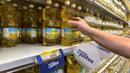 Pemerintah Argentina telah berusaha membendung kenaikan harga dengan membatasi harga makanan dan produk lainnya. (Photo by STRINGER / AFP)