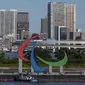 Kapal penarik memindahkan Simbol Paralimpiade "Three Agitos" yang dipasang di Taman Laut Odaiba, Tokyo pada Jumat (20/8/2021). Paralimpiade Tokyo 2020 berlangsung 24 Agustus hingga 5 September mendatang setelah ditunda setahun akibat pandemi Covid-19. (Yuichi Yamazaki/Pool Photo via AP)