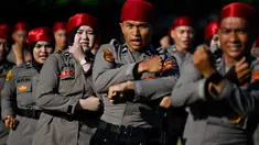 Personel Kepolisian Republik Indonesia (Polri) mengambil bagian dalam upacara memperingati Hari Bhayangkara ke-79 di Banda Aceh pada Selasa 1 Juli 2025. (CHAIDEER MAHYUDDIN/AFP)