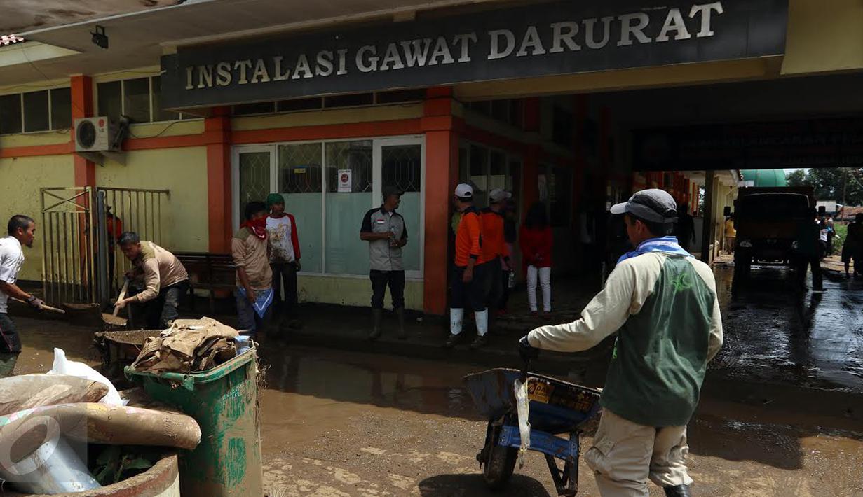 Aktivitas pembersihan sisa lumpur di RSUD dr Slamet akibat banjir bandang dari aliran sungai Cimanuk di Kabupaten Garut, Kamis (22/9). Sebagian besar pelayanan di RS itu terhenti, terutama yang berada di lantai satu (Liputan6.com/Johan Tallo)