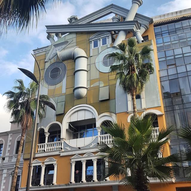 6 Potret Arsitektur Bangunan Bengkok Ini Nyeleneh, Unik Tapi Bikin Bingung