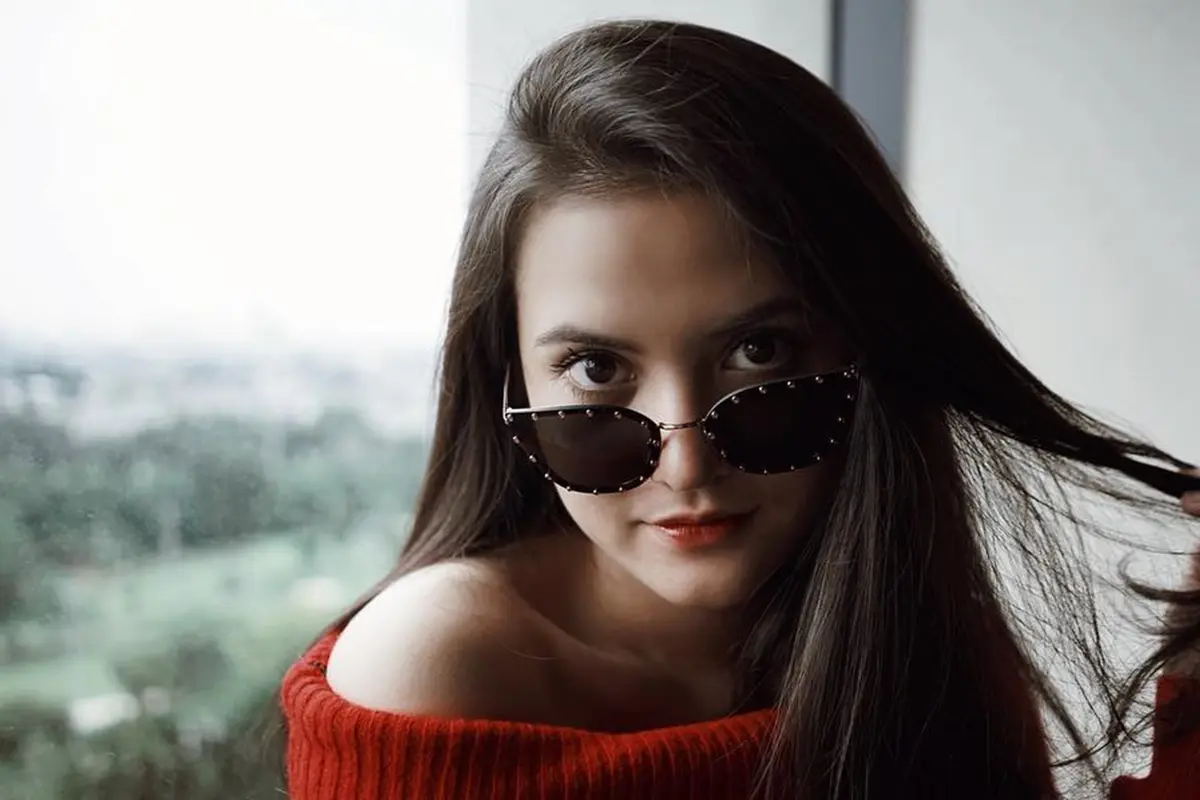 Pesona Marsha Aruan Pakai Kacamata, Makin Memukau
